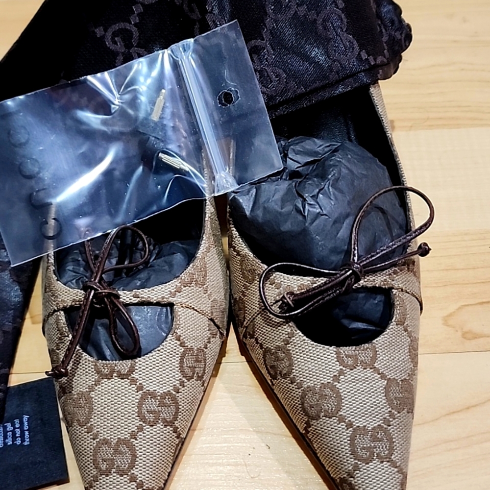 Gucci Pointed Toe Vintage Pump with Leathwr tie string attached